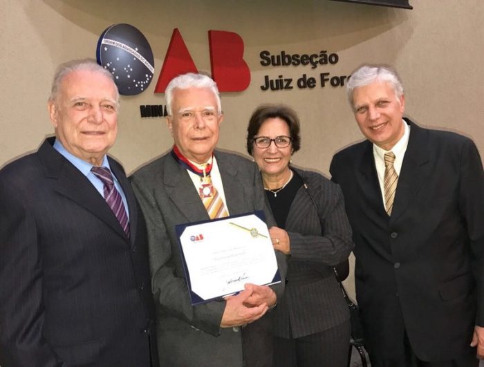 Gastronomia e turismo, destinos inseparáveis 3 Medalha na OAB: Juiz aposentado, ex-secretário de Negócios Jurídicos da Prefeitura, Leon Gilson Alvim Soares foi agraciado com a “Comenda Mérito Benjamin Colucci”, por iniciativa do presidente da Ordem, João Fernando Lourenço. Após a solenidade, o homenageado foi clicado com seus irmãos Antônio Marcos, Maria Marta Alvim Soares Maia e Walter Alvim Soares.