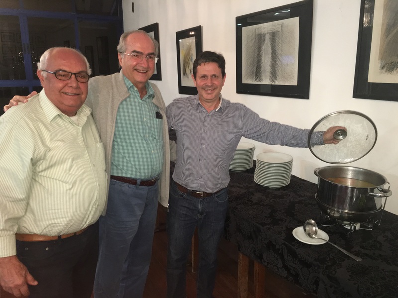 Omar Ferreira, Marcos Lúcio Siqueira e Toninho Rezende Pinto, que evidenciou suas qualidades de ‘chef’ ao preparar um capelete, anteontem, na Academia Rio Branco 
