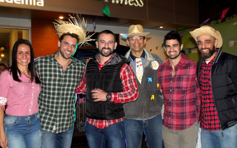 Paola Caruso, Leandro Stecca, Erich Zigler, Paulo Bitencourt, Webert Debortoli e Ricardo Leite no “arraiá” da Soul Academia Foto: Leiliane Germano