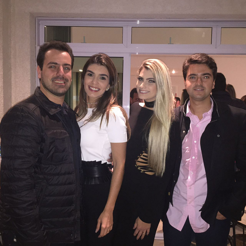 O aniversariante Rafael e Daniela Ribeiro com Rafaela e Felipe Fortuna em tarde de festa no edifício “Bellagio”, no Bom Pastor 