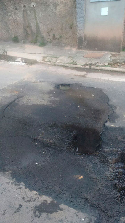 Esgoto vaza pelo meio da rua no Bairro de Lourdes 1 VU Bairro de Lourdes