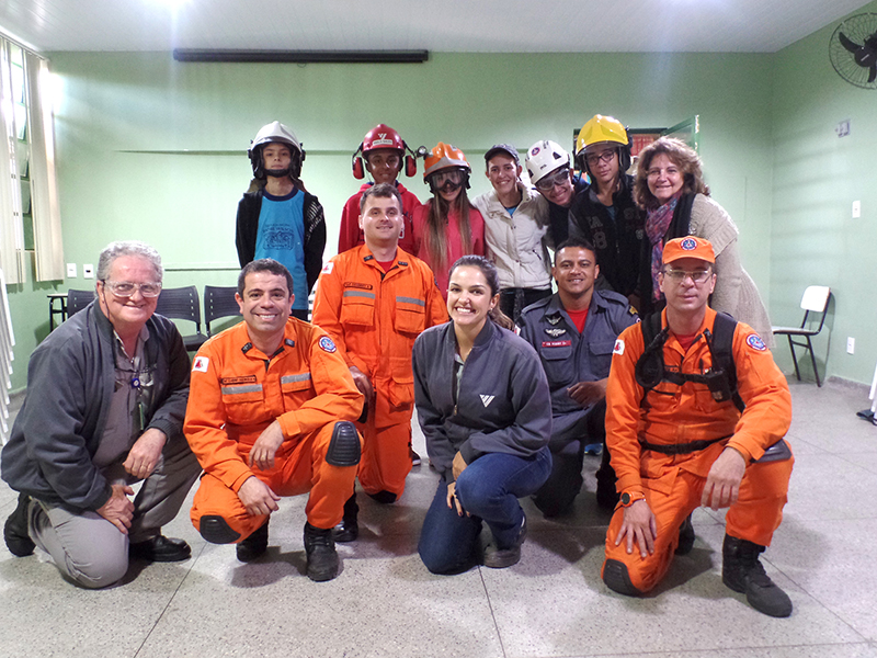 Voluntários e Bombeiros se unem para orientar jovens sobre profissiões 1 Votorantim Metais 3