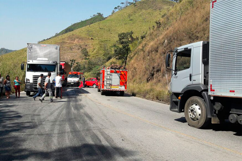 Acidente próximo a Barbacena deixa três feridos 1 acidente barbacena 1