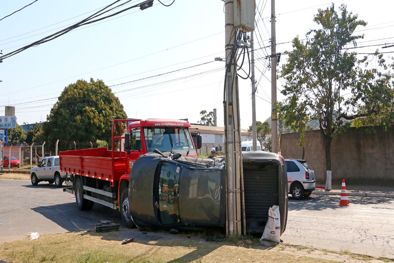 Acidente entre carro e caminhão carregado com cerveja tumultua trânsito na Zona Norte 1 acidente jkvivia