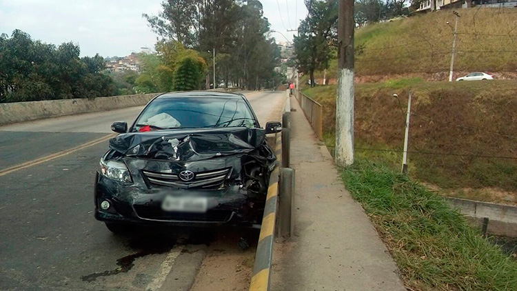 Motorista desembarca de carro e fica nu após bater contra três veículos 1 acidente vila ideal 1 leo