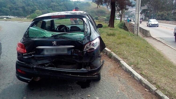 Motorista desembarca de carro e fica nu após bater contra três veículos 2 acidente vila ideal 3 leo
