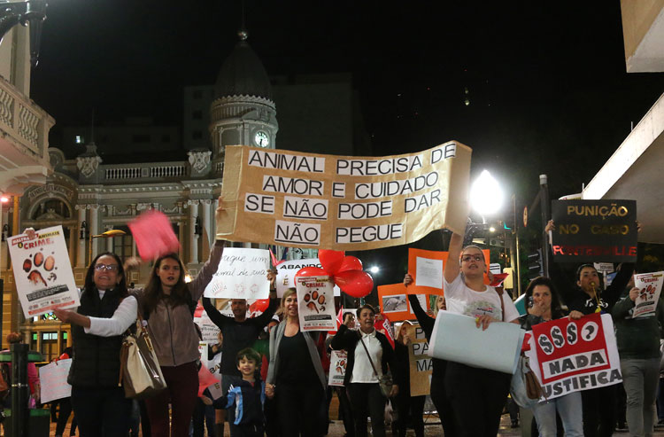 Ativistas fazem protesto contra maus-tratos a animais 1 animais 2 couri