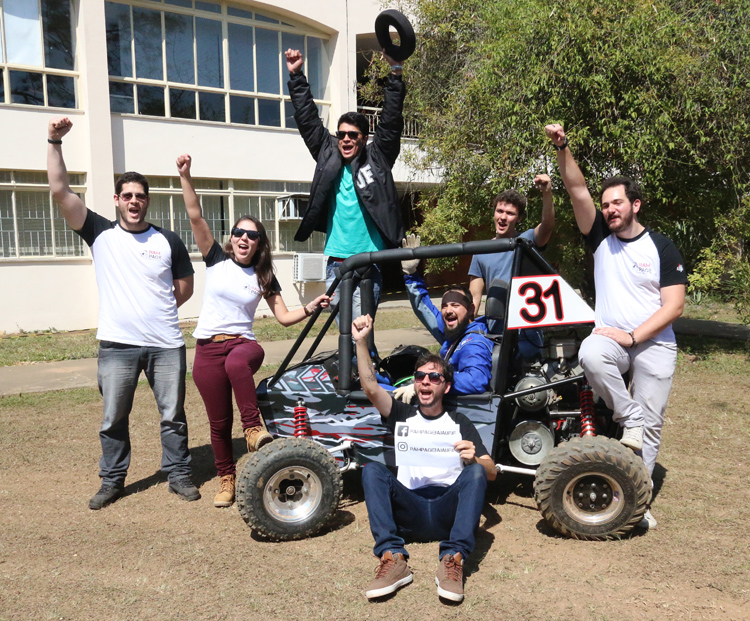 Carro baja projetado por estudantes da UFJF disputa etapa regional 1 baja