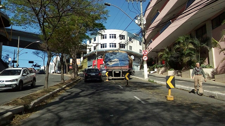 Mais de 24 horas após problema mecânico, caminhão permanece na Itamar Franco 1 caminhão