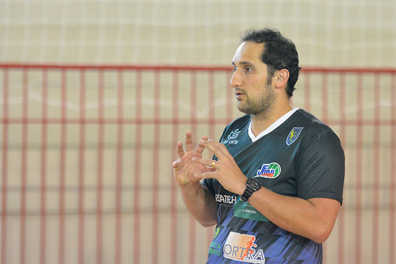 Ponteiro Leozinho, recém-chegado da Seleção sub-23, é apresentado no JF Vôlei 2 esp jf volei tecnico