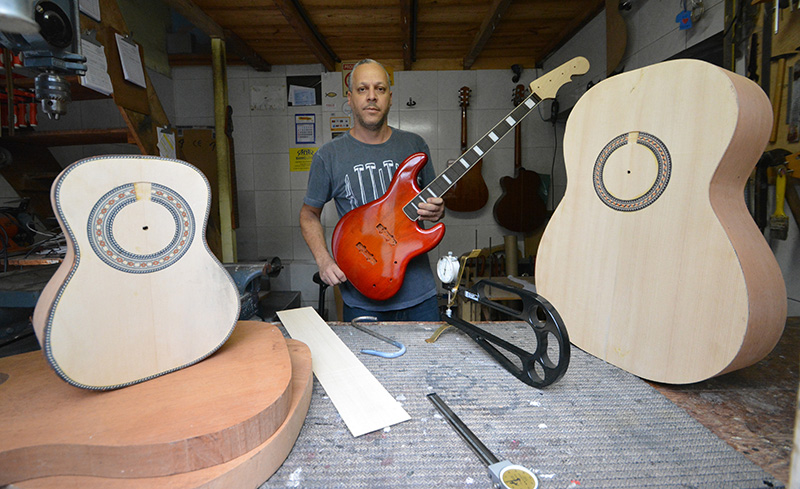 A mecânica dos sons do luthier Maninho 1 maninho01z