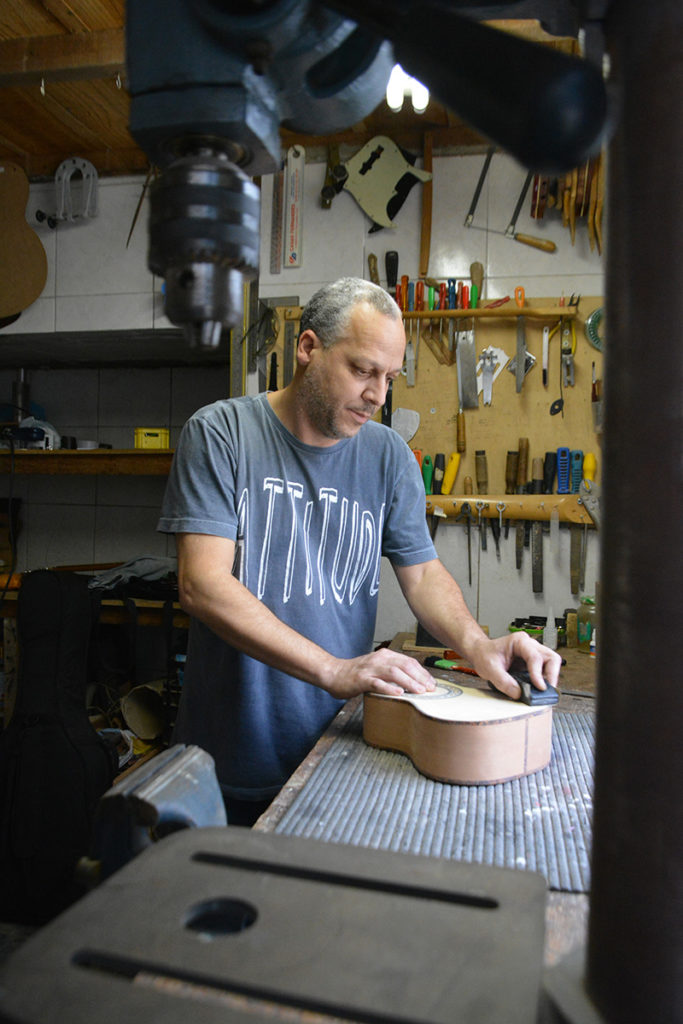 A mecânica dos sons do luthier Maninho 2 maninho02z