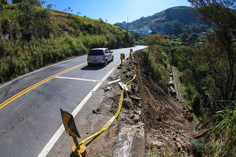 Falta de mureta de proteção aumenta risco na BR-267 1 mureta priamo