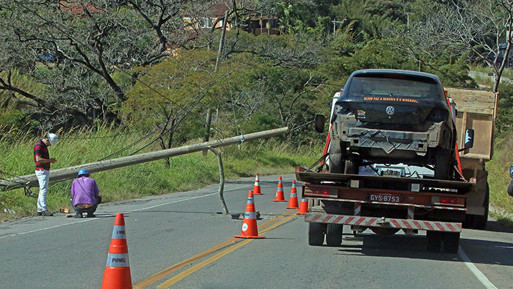 Acidente na 267 deixa mais de dez mil pessoas sem ônibus urbano 3 poste leo