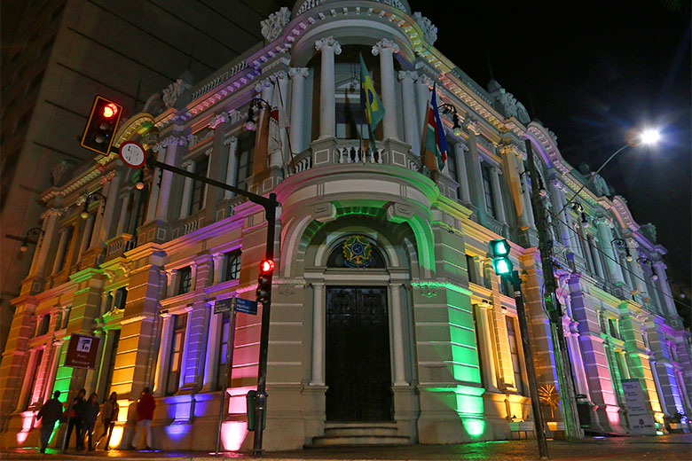 Iluminação colorida para celebrar a Semana Rainbow 2 prédio da pjf felipe