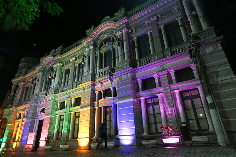 Iluminação colorida para celebrar a Semana Rainbow 1 prédio colorido felipe