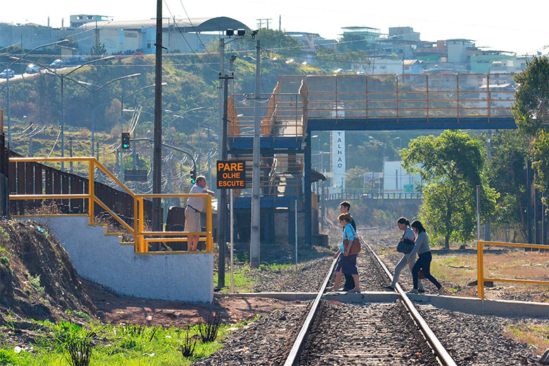 Comunidade comemora construção de passagem para pedestres na linha férrea 2 travessia01