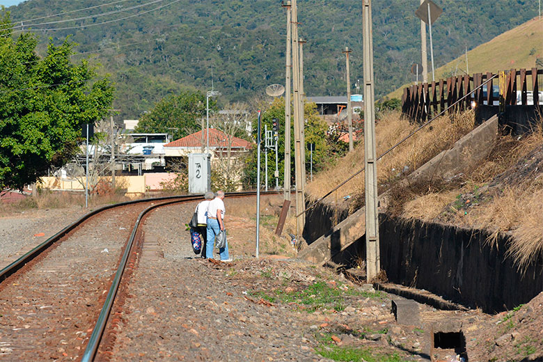 Comunidade comemora construção de passagem para pedestres na linha férrea 1 travessia1