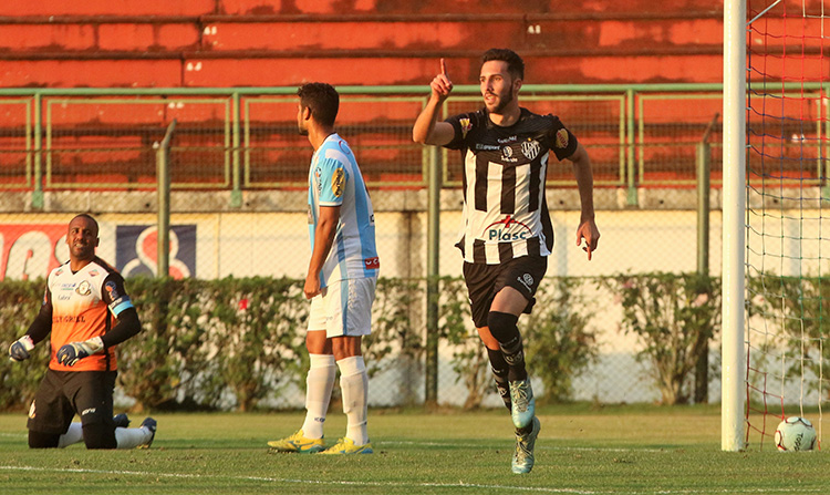 Tupi vence, mas não convence 1 Com gol do atacante Ítalo, o Galo superou o Macaé (RJ) por 1 a 0. (Foto: Leonardo Costa/TupiFC)