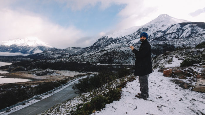 Em lugares de frio intenso, vista-se em camadas com roupas que dissipem o suor e mantenha o calor e use botas impermeáveis