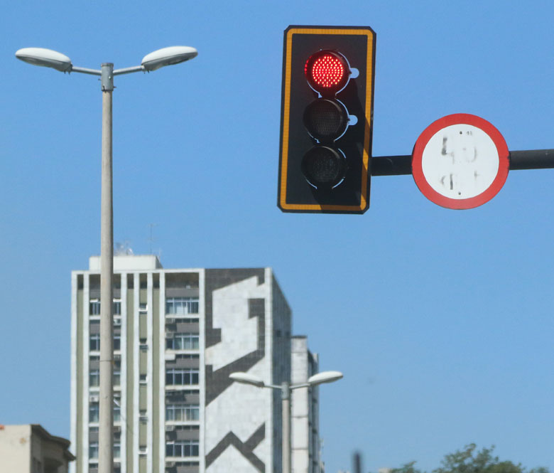 Placa de sinalização desgastada pode causar dúvida do Centro 1 vida urnabada centro