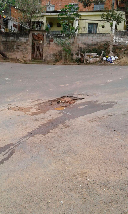 Buraco força motorista a acessar a contramão no Jardim Natal 1 vu Jardim Natal