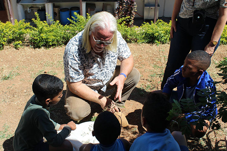 CULT-nicolas-plantando-escola-municipal CULT-nicolas-plantando-escola-municipal