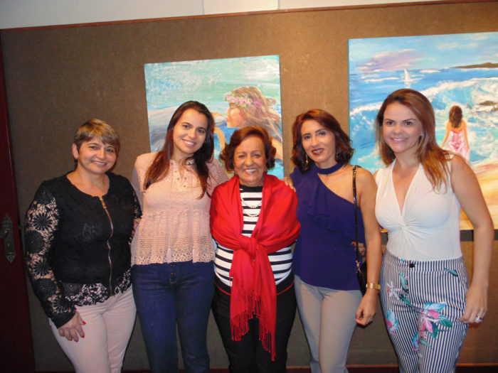 Sônia Barbosa é a nova representante na cidade do artista Paulo Simões 3 Exposição do mar: Sandra e Priscila Ganimi, a anfitriã Nequitz Miguel, Márcia Quitz e Renata Carvalho, clicadas na abertura da elogiada mostra “Deixa a onda me levar”, no Forum da Cultura.