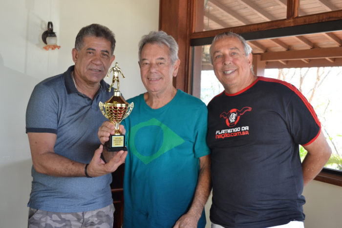 Roberta Stopa conquistou o tetra campeonato no Trip Trail 4 O ex-craque do Flamengo, Nunes e Alberto Aloysio Larcher, que foram homenageados por José Lúcio Fernandes, no condomínio Enseada da Represa Foto: Toninho Carvalho