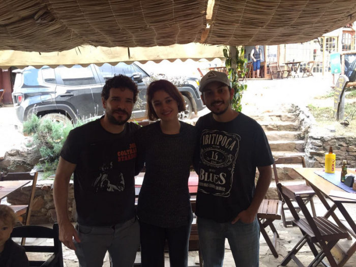 Paulo Roberto Lopes recebe, hoje, na Câmara de Além Paraíba, a "Comenda do Mérito Mercadante" 1 Após a maratona de gravações da minissérie “Os dias eram assim”, os globais Daniel Oliveira e Sophie Charlotte zarparam para Ibitipoca, onde foram clicados com Rodrigo Oliveira, ontem, após o almoço, no Cleusa’s Bar