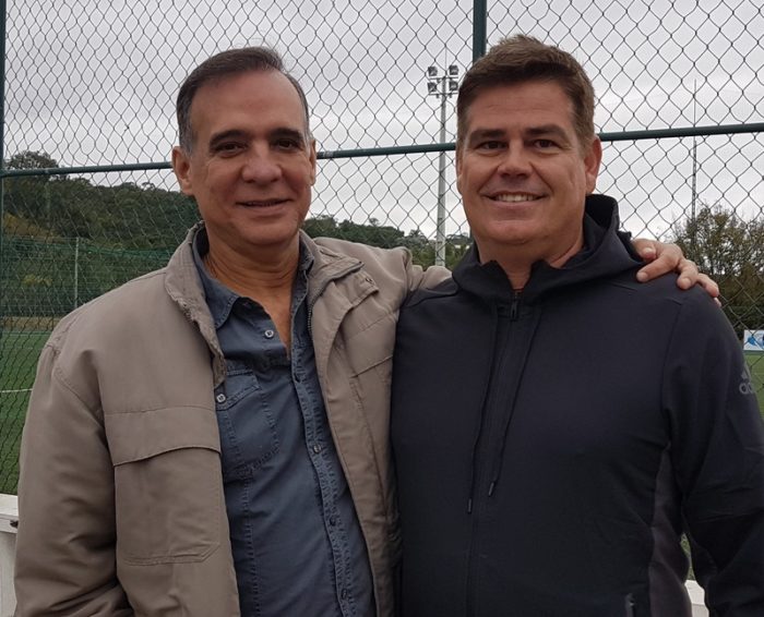 Eduardo dos Santos acertou com Léo Beire os detalhes para a largada e chegada da 7ª Corrida de Rua Camilo dos Santos, no Centro de Futebol Zico 