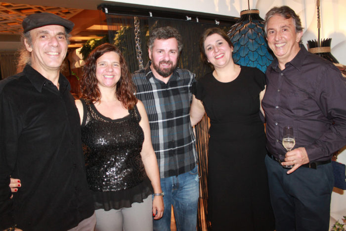Márcio Hallack tem agenda nesta quinta-feira, no FouFiveSix, em Nova York 1 Hérmanes Abreu e Dircilene Mello, Cláudia Uebe e José Candido Gonçalves, ladeando o cantor Emmerson Nogueira, na Casa Design Foto: Guilherme Ovídio/Happy Hour