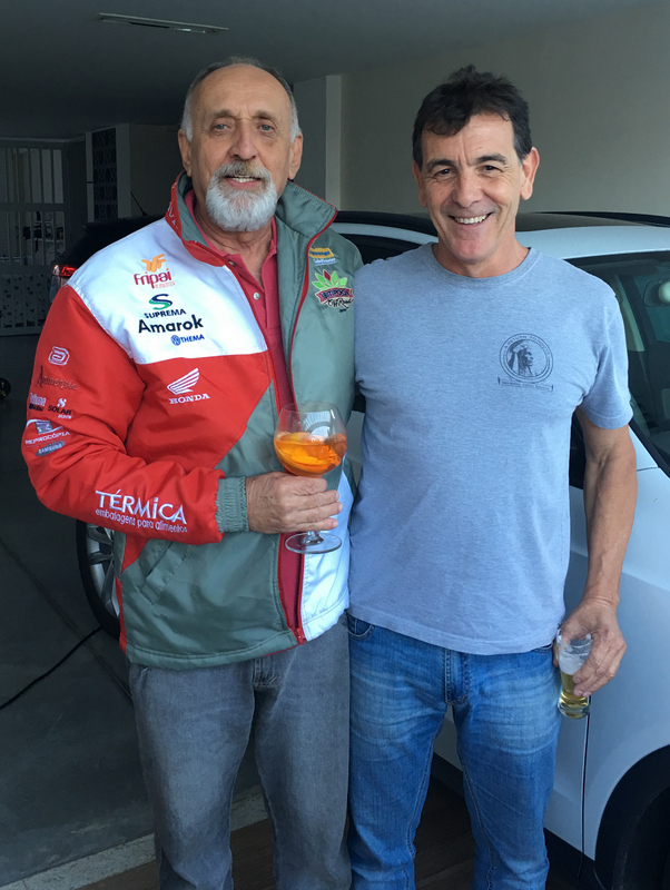 Fundação Maria Mãe promove bazar solidário em prol das Obra dos Pequeninos de Jesus 3 O juiz José Clemente e Manoel Resende, em tarde informal comemorando o sucesso do recente Ibitipoca Off Road