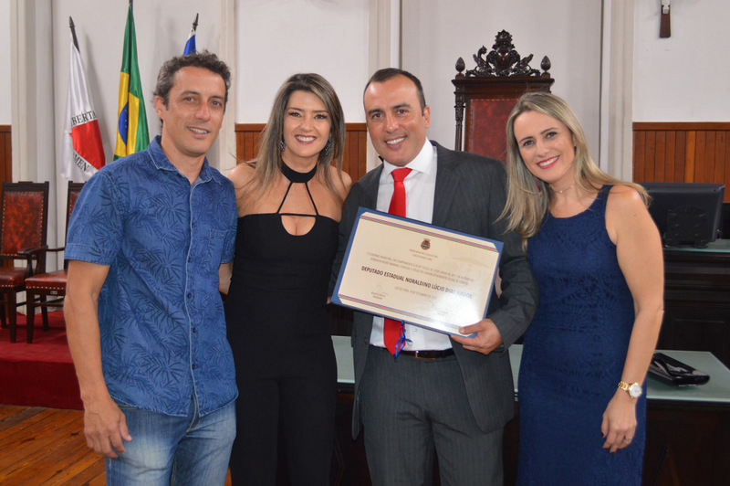 O casamento de Wanessa Barbosa e Homero Gonçalves mobiliza nomes do circuito social 2 O deputado Noraldino Júnior (com a mulher Patrícia e os irmãos Fabrício e Kátia) após receber ontem, na Câmara, o título de cidadão benemérito, proposto pelo vereador André Mariano