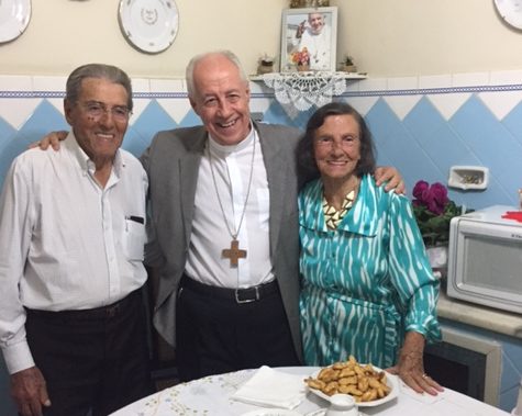 Dona Isabel Salomão de Campos comemora seus 93 anos 3 Maria da Fé e Pedro Miranda receberam o arcebispo dom Gil Moreira para um café, antecedendo as comemorações pelos 75 anos de casados, neste sábado. Pedro, que em outubro completa 96 anos, esbanja vitalidade e acaba de conquistar o terceiro lugar no torneio de buraco do Clube do Papo, presidido pelo filho Sebastião Miranda