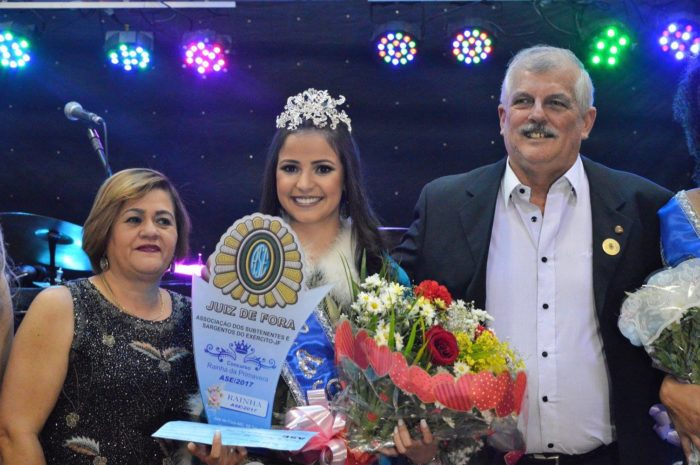 Dona Isabel Salomão de Campos comemora seus 93 anos 2 A rainha da Primavera da ASE 2017, Vanessa da Silva Domingos, ladeada por Márcia e o presidente Jairo Lúcio Lauro