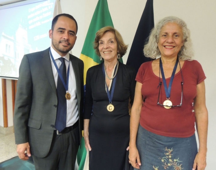 O casamento de Wanessa Barbosa e Homero Gonçalves mobiliza nomes do circuito social 1 Os novos integrantes da Academia Granberyense de Letras, Artes e Ciências, o reitor André Araújo de Oliveira e a jornalista Beatriz (Totó) Coelho Silva, ladeando a acadêmica Jacyra Sant’Ana