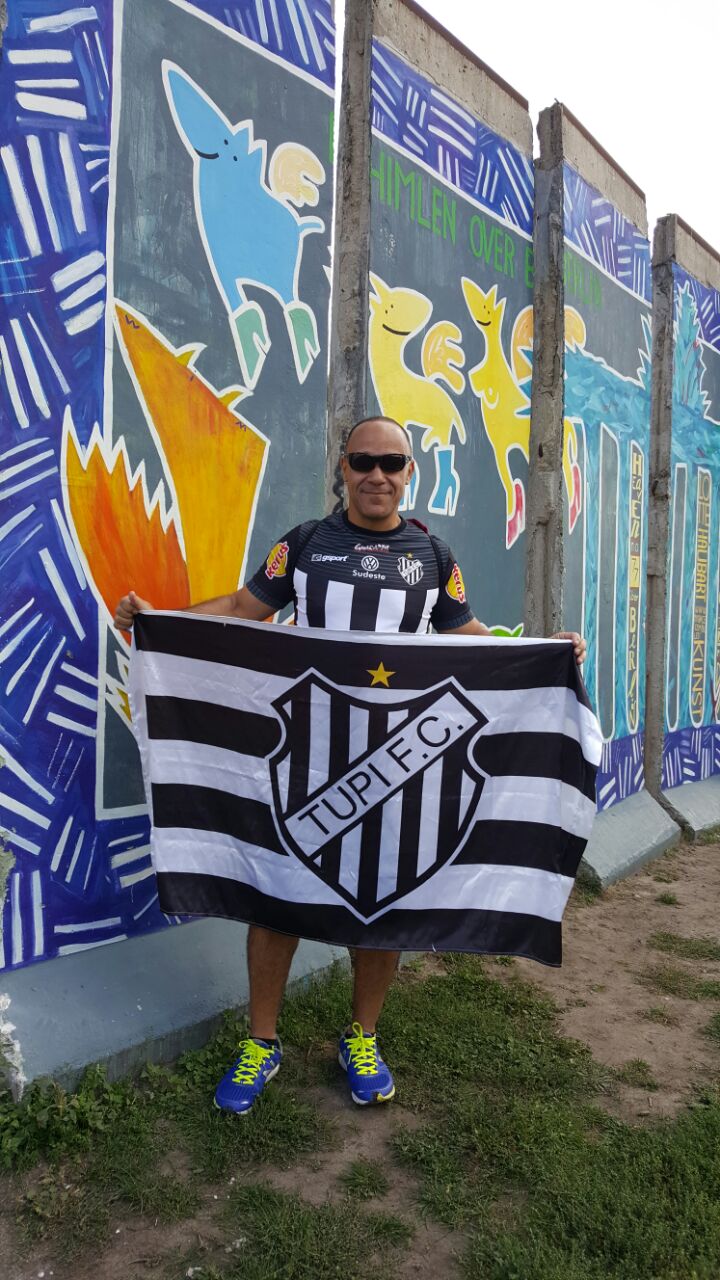 Dona Isabel Salomão de Campos comemora seus 93 anos 1 Sidney Barbosa está em Berlin para a maratona do próximo domingo e, ontem, exibiu a camisa e a bandeira do Tupi, ao lado do que sobrou do antigo “muro da vergonha”