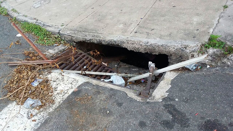 (Foto da leitora Cleuza Couto) VU bueiro centro