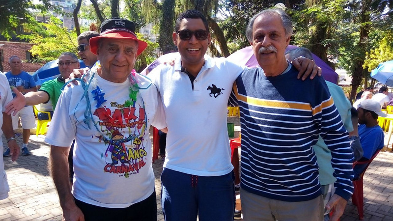 O 'coiffeur' André Pavam está curtindo férias na Praia do Forte 2 José Carlos (Zé Kodak) Passos, Wildemar (Cebola) Aquino e Raimundo Faria no feriadão carnavalesco, no Bar do Léo, no Jardim Glória.