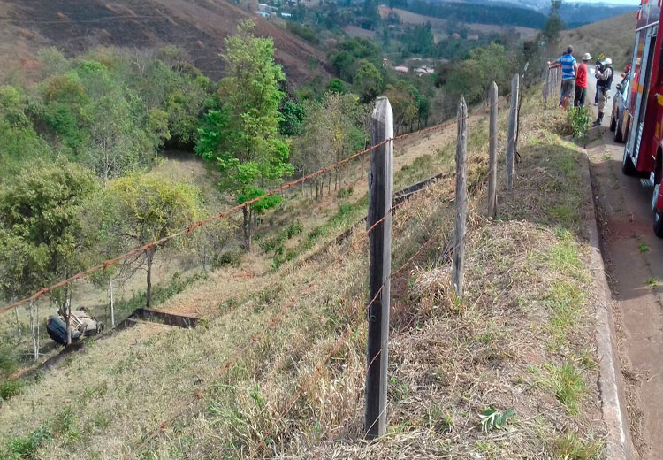 Carro cai em em ribanceira de 30 metros em Conselheiro Lafaiete 1 acidente lafa