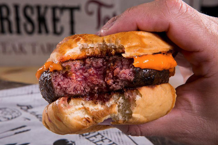 (Foto: divulgação) bull and beer cheeseburger