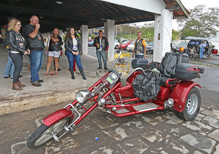 Chuva atrapalha encontro de motociclistas 1 cidade motos dentro