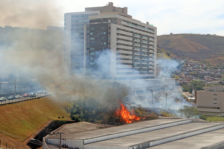 Incêndio atinge área de mata atrás de supermercado na Zona Sul 1 fogo