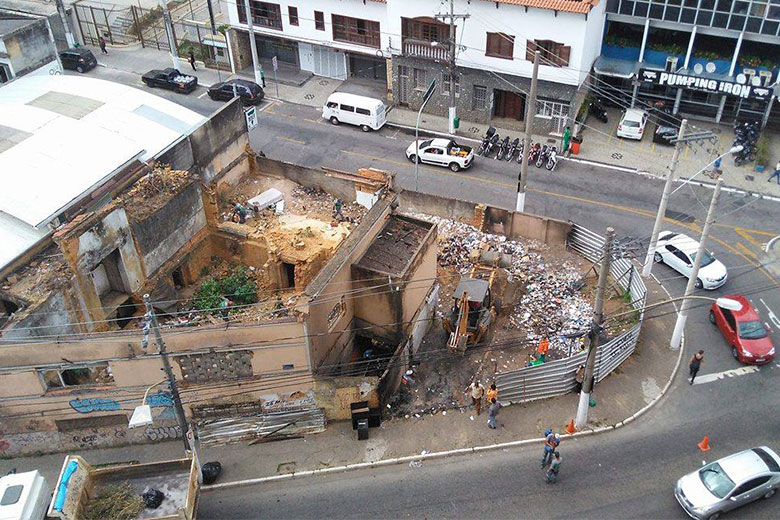 Prefeitura faz limpeza em casarão abandonado no Centro 1 palacete dos fellet foto da leitora renato antônio