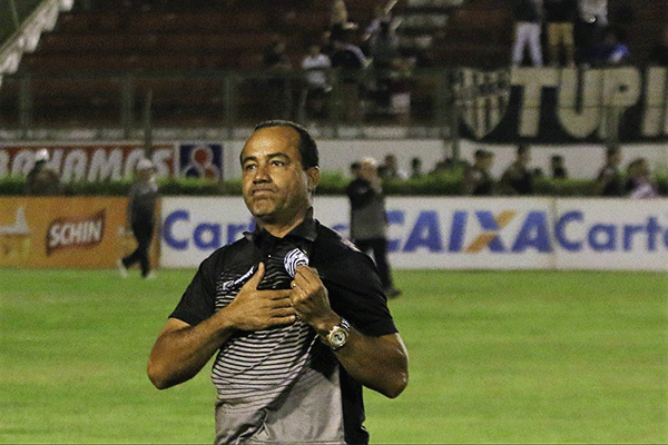 Aplaudido, Tupi reclama de arbitragem, vence por 1 a 0, mas cai para o Fortaleza 3 tupi ailton