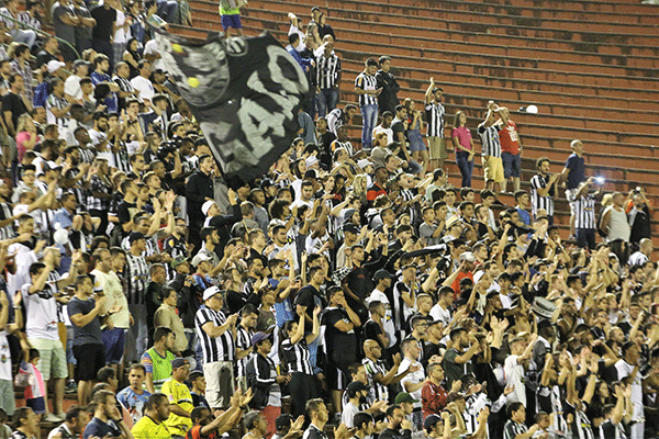 Aplaudido, Tupi reclama de arbitragem, vence por 1 a 0, mas cai para o Fortaleza 2 tupi torcida