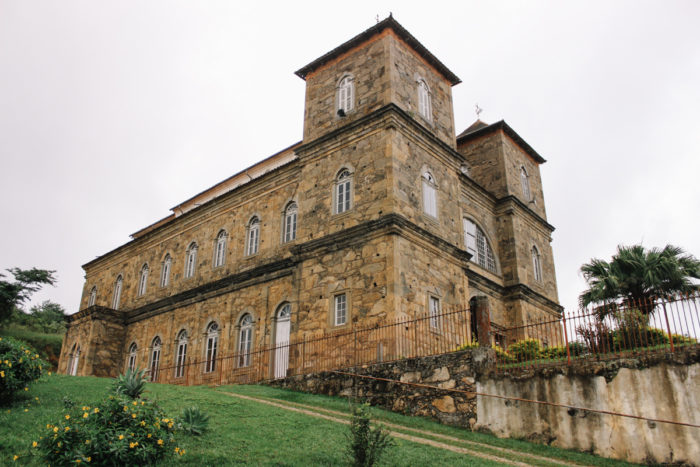 7 cidades para conhecer em um bate e volta partindo de Juiz de Fora 1 Igreja de Pedra em São José das Três Ilhas, Minas Gerais