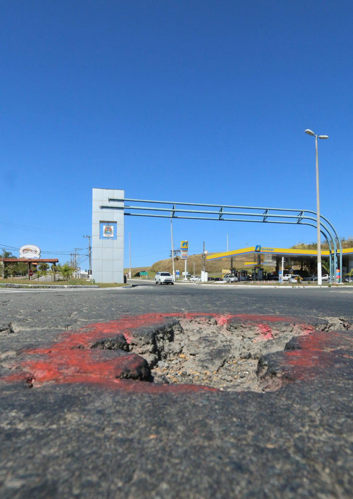 Buraco atrapalha fluxo de veículos no Salvaterra 1 vu3