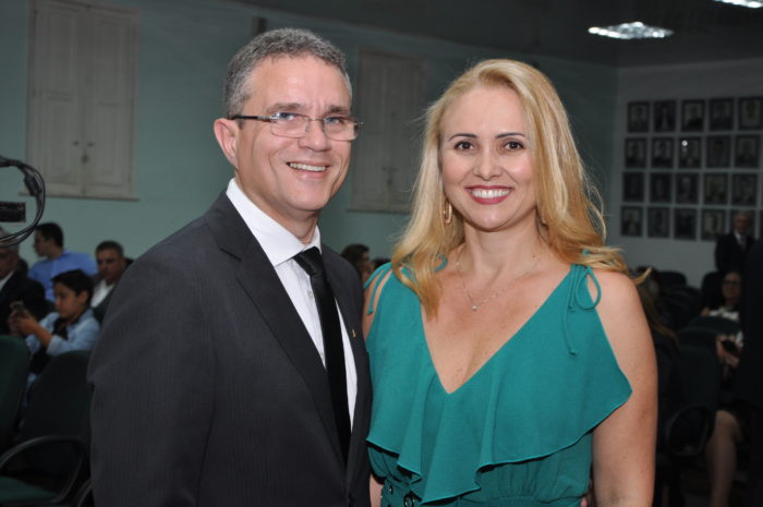 O novo presidente da Sociedade de Medicina e Cirurgia, Élson Corrêa Mello e Vanusa Cristina Silva na solenidade de posse Foto: Wólmer Monteiro